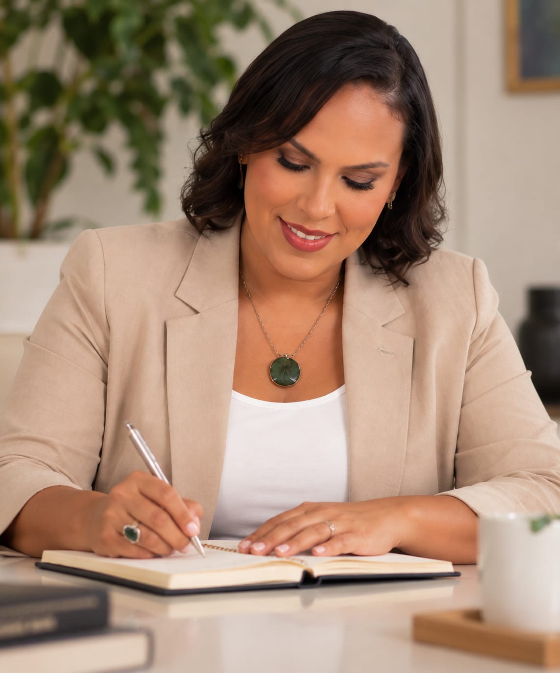 Paula Vinokuroff escrevendo em um caderno